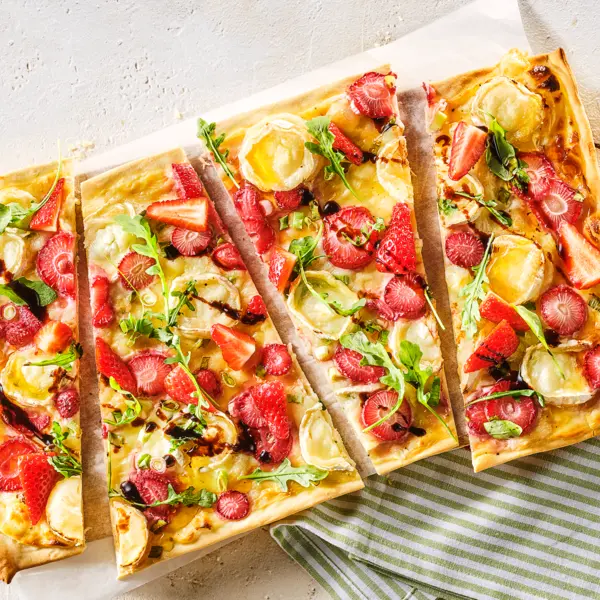 Flammkuchen mit Erdbeeren und Ziegenkäse