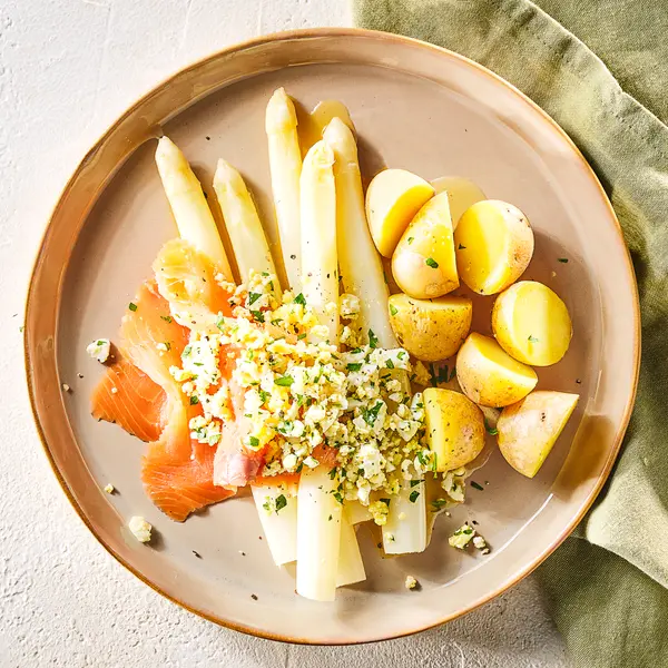Spargel mit geräuchertem Lachs, Kartoffeln und Ei