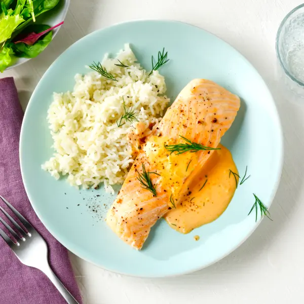 Lachs und Basmati-Reis mit Dillsauce
