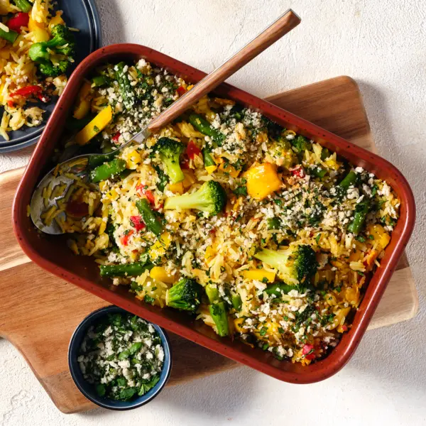 Asiatischer Gemüse-Reis-Auflauf mit Koriander-Panko-Knusper