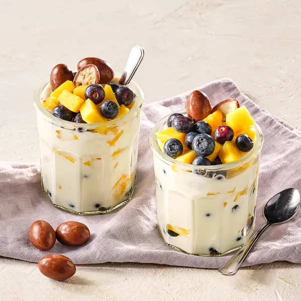Joghurtbecher mit Schokobons