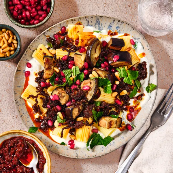 Türkische Pasta mit Joghurt und Granatapfel-Harissa