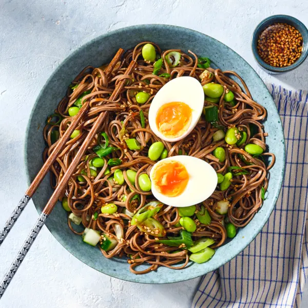 Soba Nudel Salat mit Sweet-Chili-Dressing
