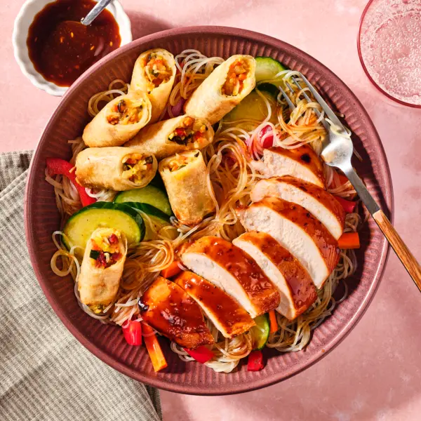 Frühlingsrollen-Bowl mit Hähnchen