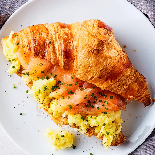Herzhafte Croissants mit Räucherlachs und Rührei