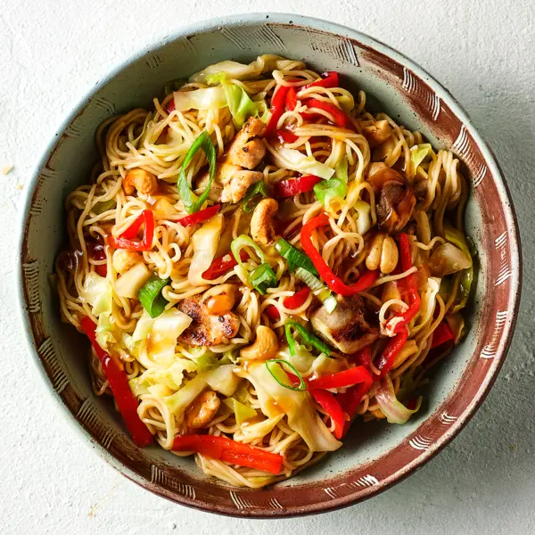 Hühnchen-Nudelpfanne mit Cashewkernen