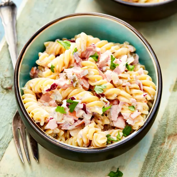 Nudelsalat mit Lyoner und Gurken