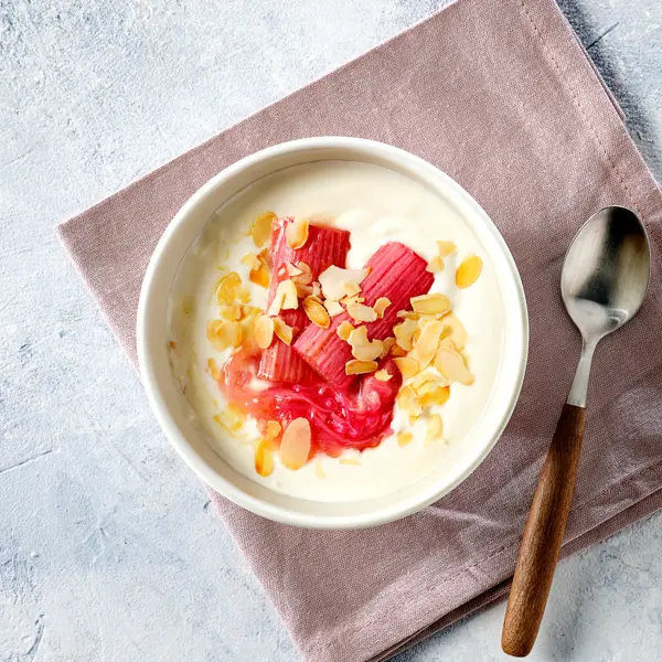 Griechischer Joghurt mit Rhabarber, Mandeln und Honig