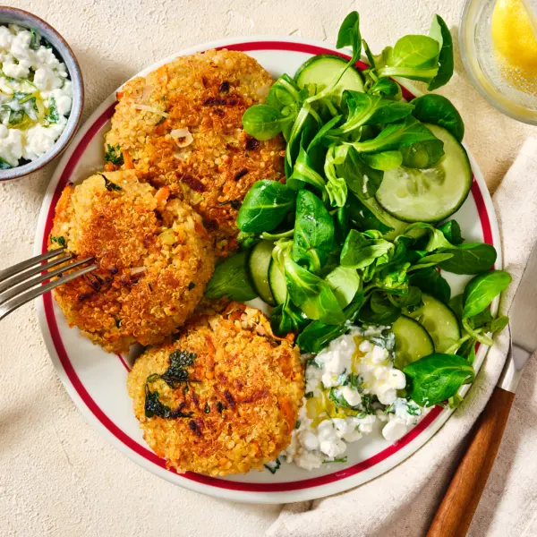 Quinoa-Bratlinge mit Dip und Salat
