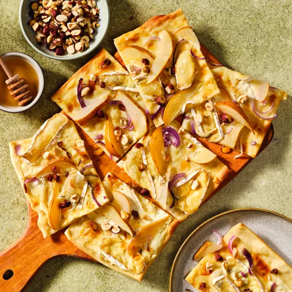 Flammkuchen mit Camembert und Birne