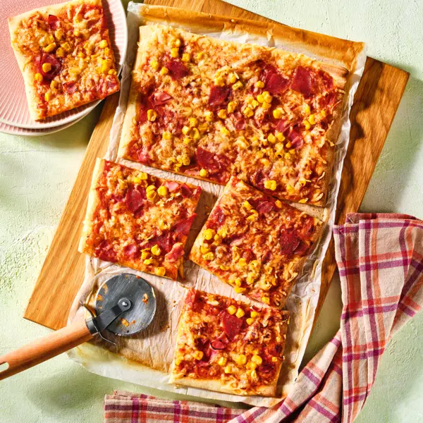 Schinken-Salami-Pizza mit Mais