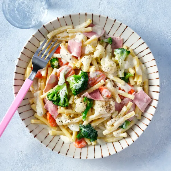 Käse-Schinken-Maccheroni mit Kaisergemüse