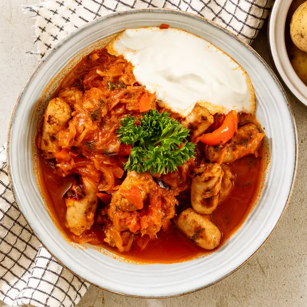 Wurstgulasch mit Sauerkraut