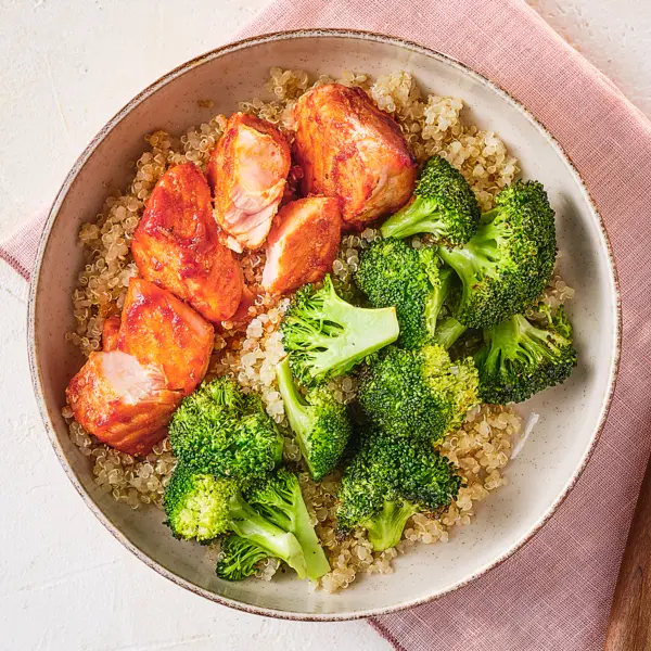 Harissa-Lachs-Bowl mit Broccoli