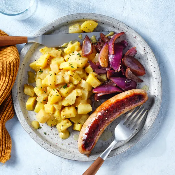 Bratwurst mit Kartoffel-Kohlrabi-Gemüse