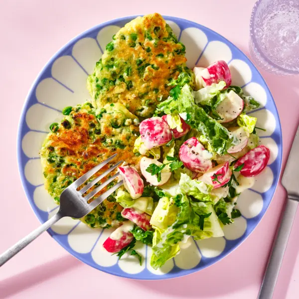 Erbsen-Puffer mit Radieschen-Salat