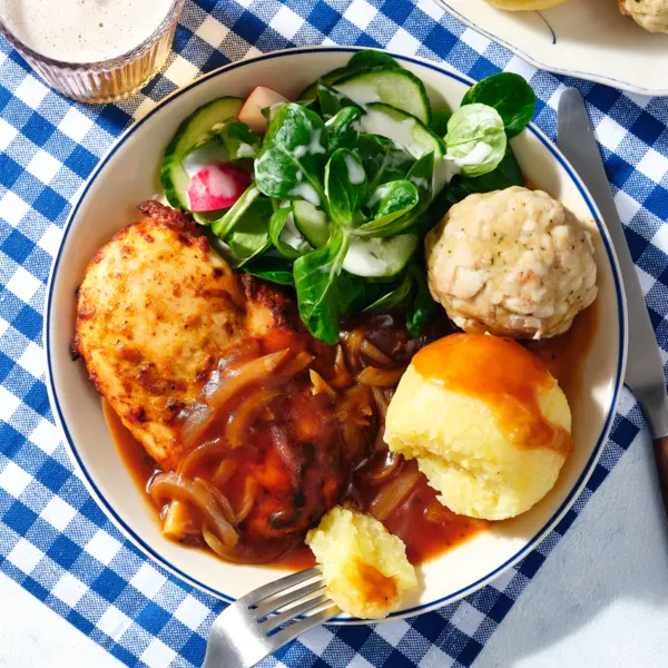Ofen-Brathähnchen mit Zwiebelsoße und Knödel