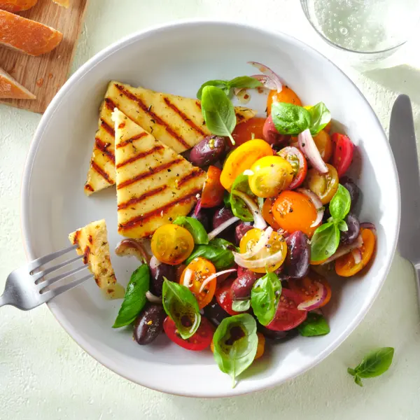 Grillkäse mit buntem Tomaten-Salat