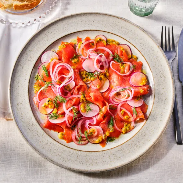 Räucherlachs-Carpaccio mit Passionsfrucht-Dressing