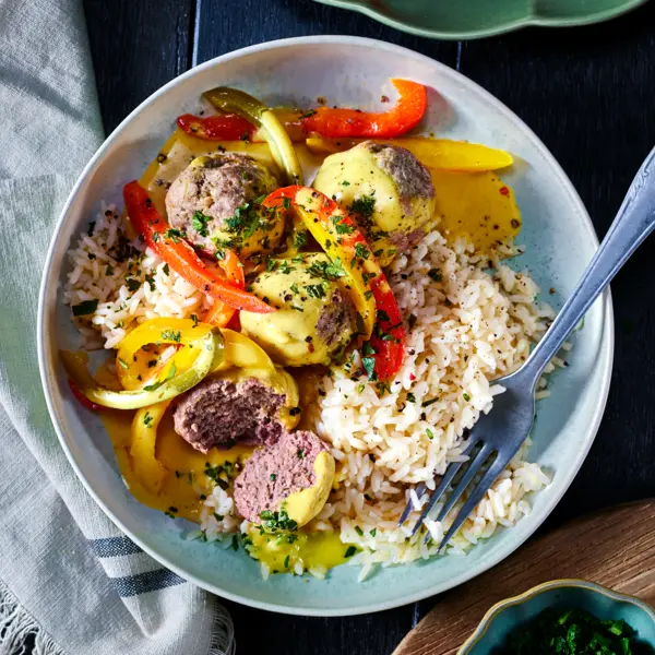 Hackbällchen mit Reis, Paprika und Currysauce
