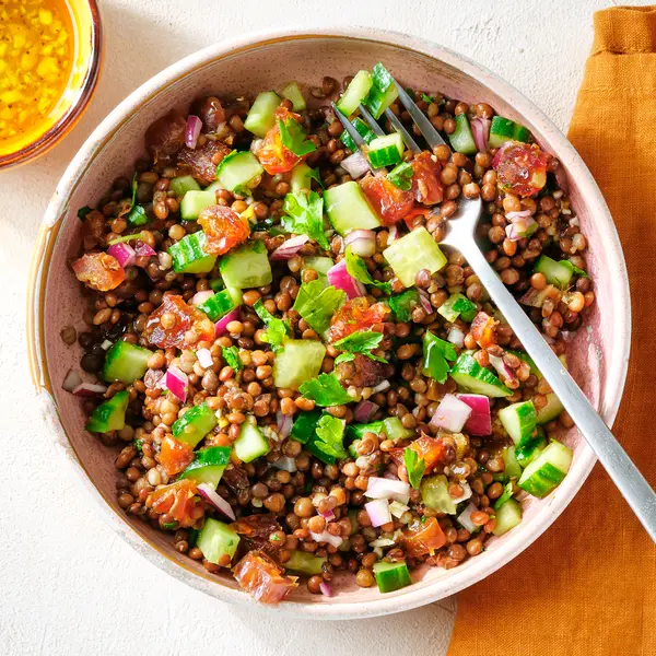 Linsensalat mit Gurke und Dattel