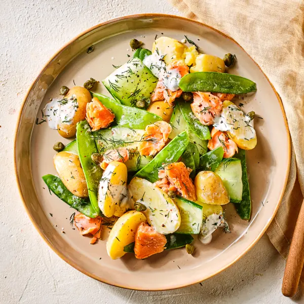 Kartoffel-Gurken-Salat mit Stremmellachs