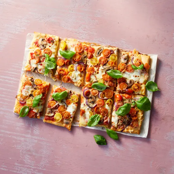 Pizza mit bunten Tomaten
