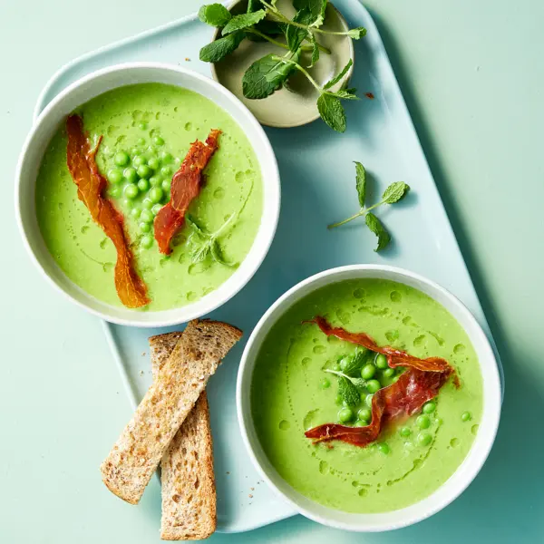 Gartenerbsensuppe mit Serrano Schinken