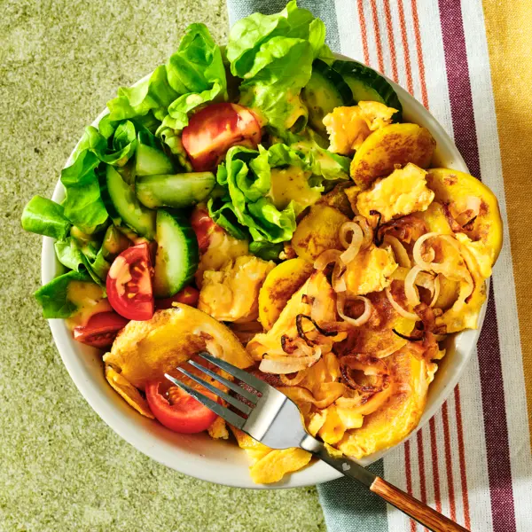 Geröstete Knödel mit Ei und Salat