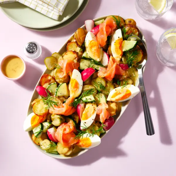 Knuspriger Kartoffelsalat mit Räucherlachs