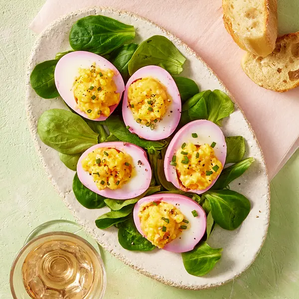 Mit Rote Bete gefüllte Eier