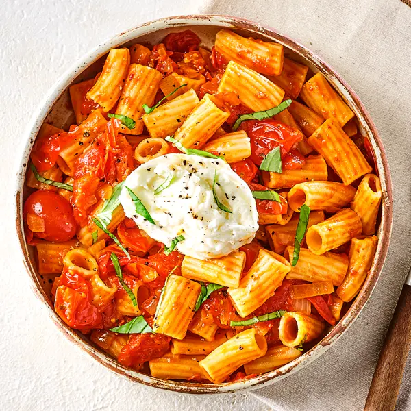 Pasta mit Tomatensoße und Büffelmozzarella