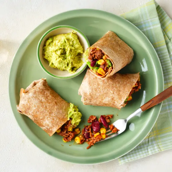 Hackfleisch-Vollkorn-Burrito mit Avocado