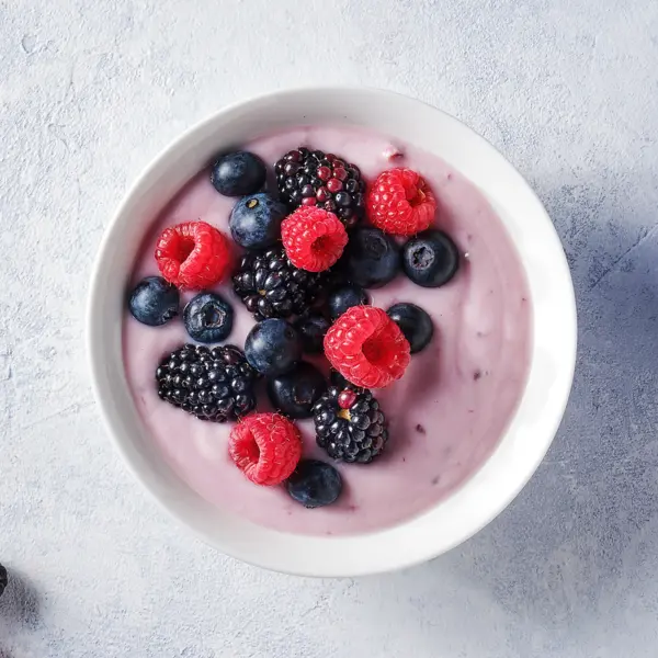 Joghurt mit frischen Früchten
