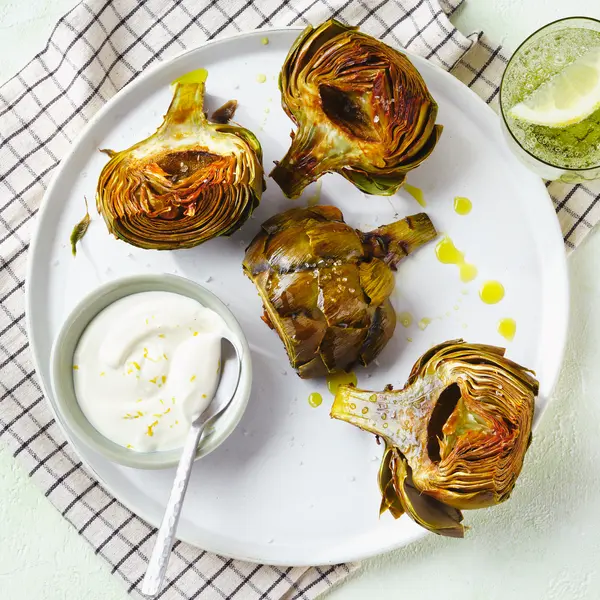 Einfache Artischocken mit Aioli
