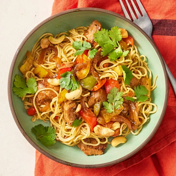 Asiatsiche Nudel-Pfanne mit Hähnchen