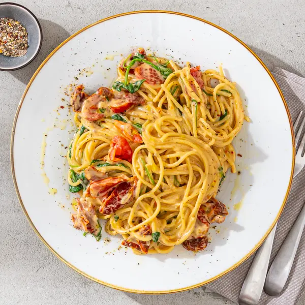 One-Pot-Pasta mit Spinat und Tomaten