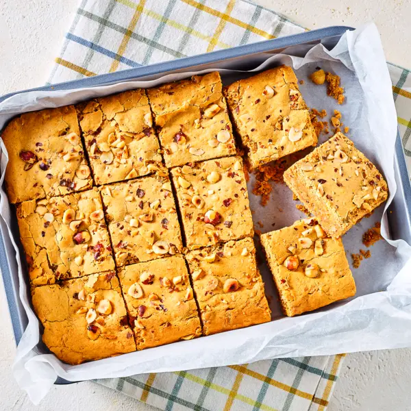 Kürbis-Blondies mit Haselnüssen