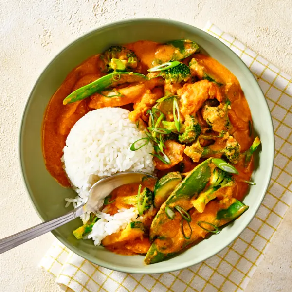 Erdnuss-Curry mit Hähnchen und Reis