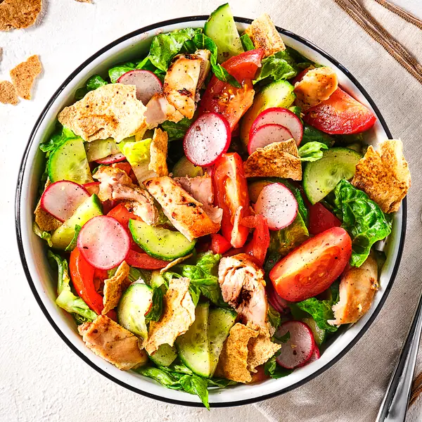 Salat mit knusprigem Wrap und Hähnchen
