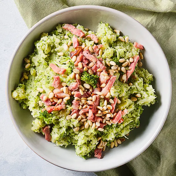 Broccoli-Stampf mit Speck und Pinienkernen