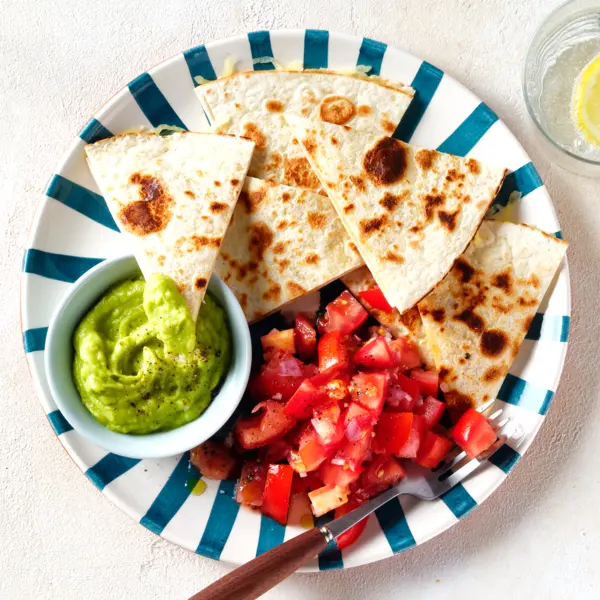 Quesadillas mit Tomatensalat