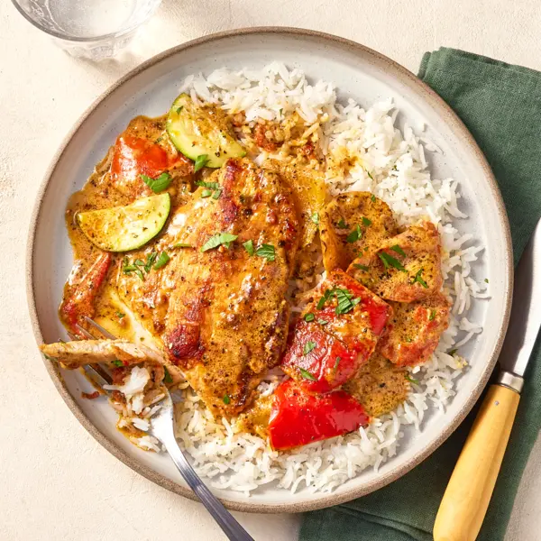 Putenfilet mit Parmesan-Soße und buntem Gemüse