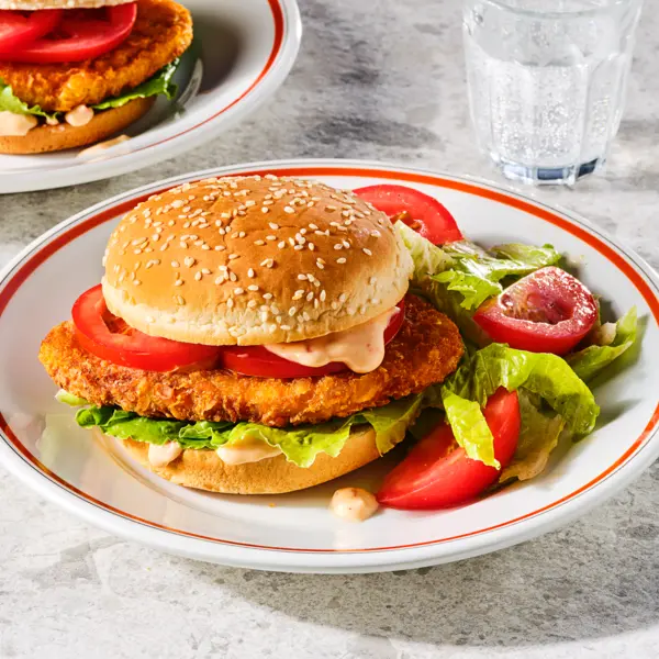 Chickenburger mit Cocktail-Soße und frischem Salat