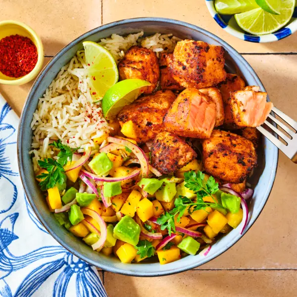 Spicy Lachs-Bowl mit Avocado-Salsa