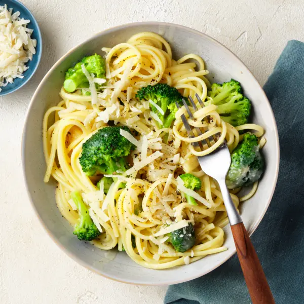 Pasta Alfredo mit Broccoli