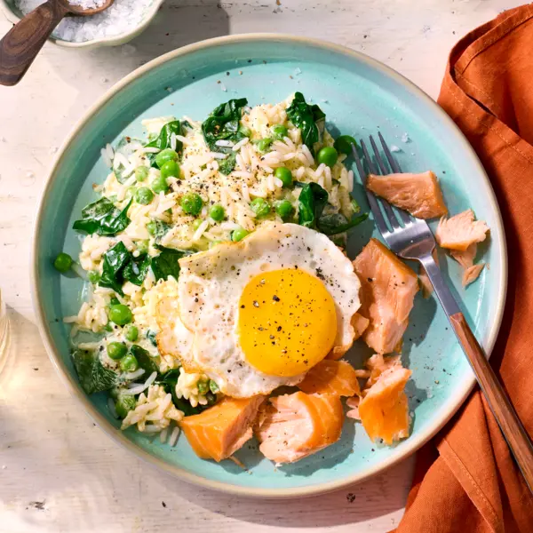 Spinat-Erbsen-Reis mit Lachs und Spiegelei
