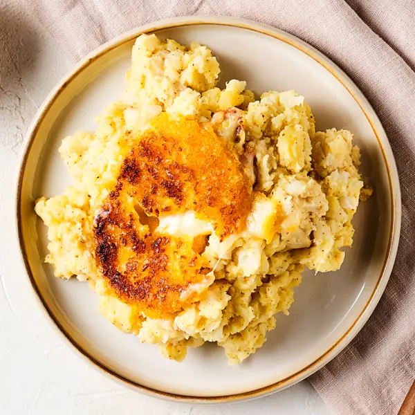 Blumenkohl-Kartoffel-Stampf mit gebackenem Camembert