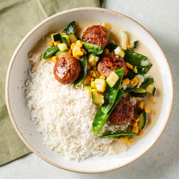 Frisches Kokos-Curry mit Fleischbällchen