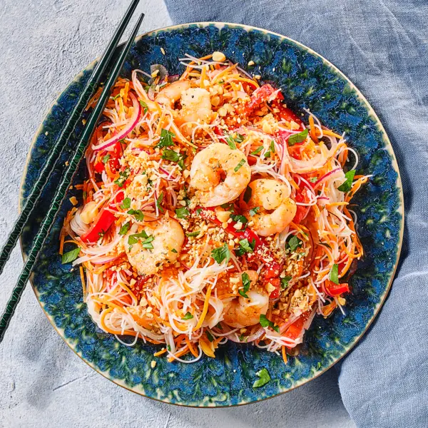 Glasnudel-Salat mit Erdnüssen und Garnelen